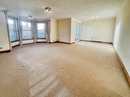 2 bedroom Flat to let in Bader Square, Broughty Ferry, Dundee, DD5