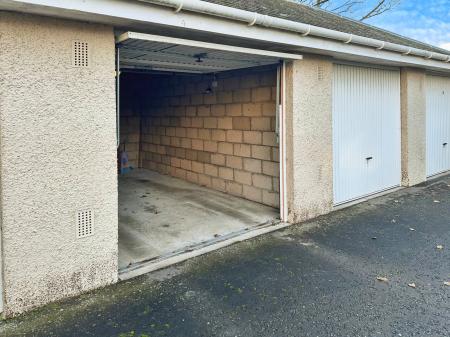 2 bedroom Flat to let in Bader Square, Broughty Ferry, Dundee, DD5