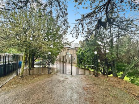 3 bedroom Flat to let in Perth Road, Dundee, DD2