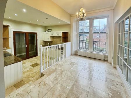 3 bedroom Flat to let in Perth Road, Dundee, DD2