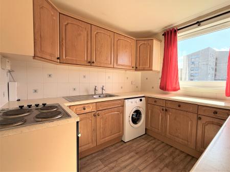 2 bedroom Flat to let in Charleston Drive, Dundee, DD2