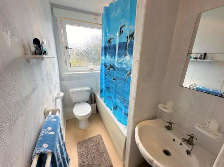 2 bedroom Flat to let in Charleston Drive, Dundee, DD2