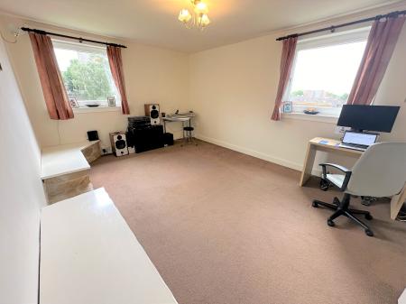 2 bedroom Flat to let in Charleston Drive, Dundee, DD2