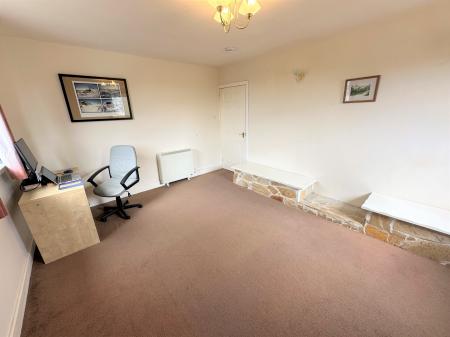 2 bedroom Flat to let in Charleston Drive, Dundee, DD2