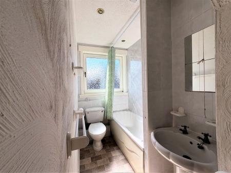 2 bedroom Flat to let in Charleston Drive, Dundee, DD2