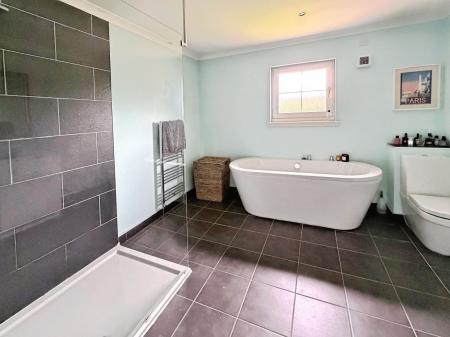 5 bedroom Detached house to let in Castlewood Avenue, Dundee, DD4