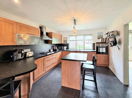 5 bedroom Detached house to let in Castlewood Avenue, Dundee, DD4