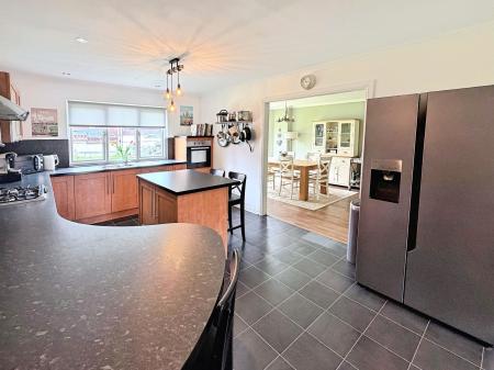 5 bedroom Detached house to let in Castlewood Avenue, Dundee, DD4