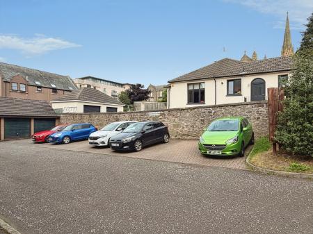 2 bedroom Flat to let in Shepherds Loan, Dundee, DD2
