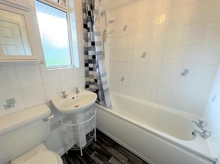 2 bedroom Flat to let in Balunie Avenue, Dundee, DD4