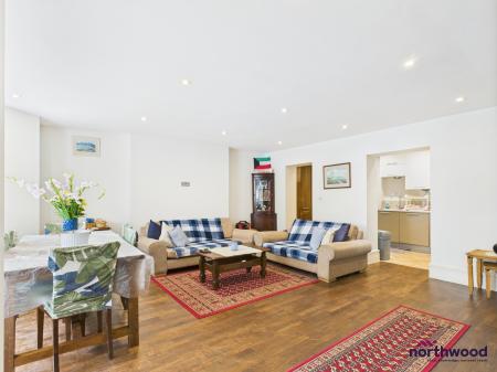 2 bedroom Flat for sale in Hartington Place, Eastbourne, BN21