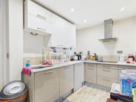 2 bedroom Flat for sale in Hartington Place, Eastbourne, BN21