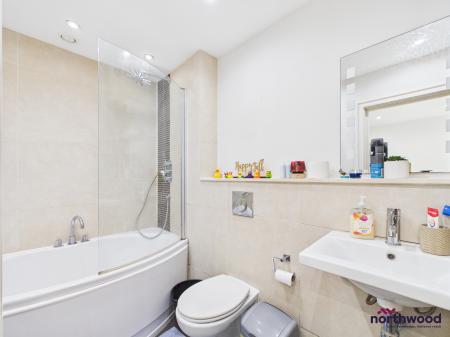 2 bedroom Flat for sale in Hartington Place, Eastbourne, BN21