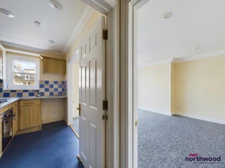 2 bedroom Flat for sale in Queens Gardens, Eastbourne, BN21