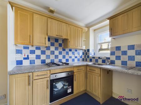 2 bedroom Flat for sale in Queens Gardens, Eastbourne, BN21