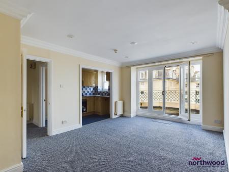 2 bedroom Flat for sale in Queens Gardens, Eastbourne, BN21