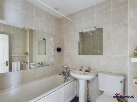 2 bedroom Flat for sale in Queens Gardens, Eastbourne, BN21