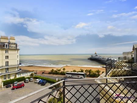 2 bedroom Flat for sale in Queens Gardens, Eastbourne, BN21
