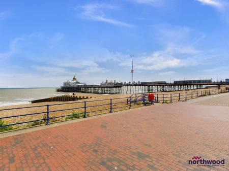 2 bedroom Flat for sale in Queens Gardens, Eastbourne, BN21