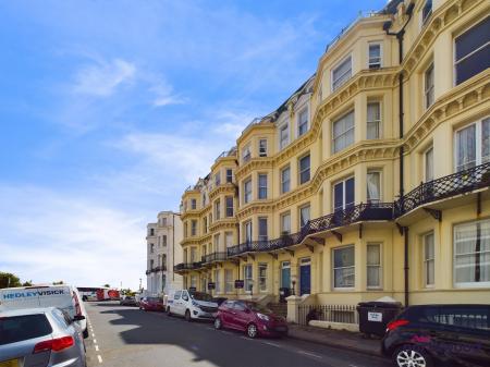 2 bedroom Flat for sale in Queens Gardens, Eastbourne, BN21