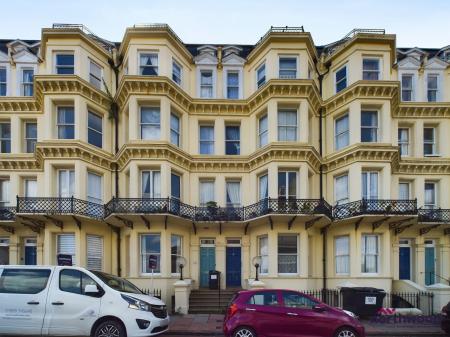 2 bedroom Flat for sale in Queens Gardens, Eastbourne, BN21