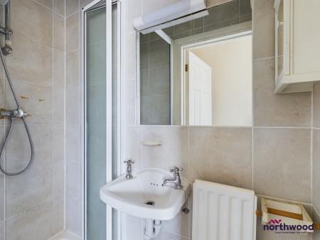 2 bedroom Flat for sale in Queens Gardens, Eastbourne, BN21