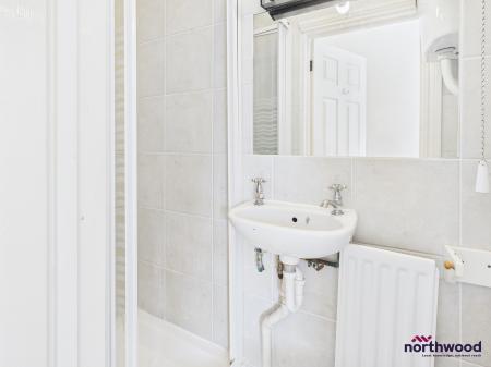 2 bedroom Flat for sale in Queens Gardens, Eastbourne, BN21