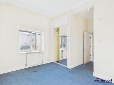 2 bedroom Flat for sale in Queens Gardens, Eastbourne, BN21