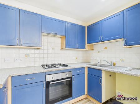 2 bedroom Flat for sale in Queens Gardens, Eastbourne, BN21