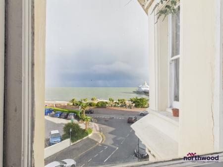 2 bedroom Flat for sale in Queens Gardens, Eastbourne, BN21