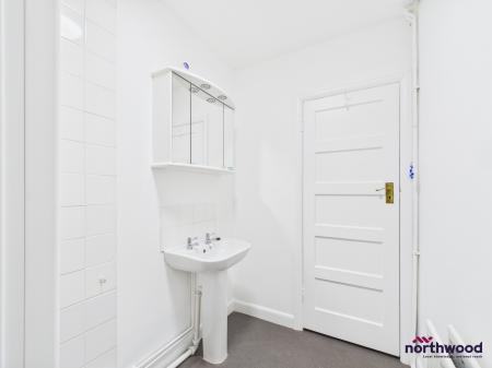 2 bedroom Flat to let in Seaside, Roselands, Eastbourne, BN22