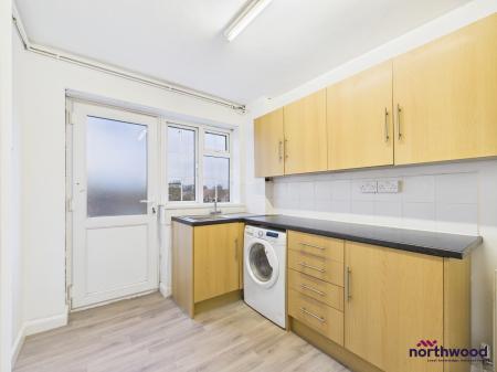 2 bedroom Flat to let in Seaside, Roselands, Eastbourne, BN22