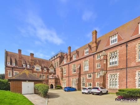 2 bedroom Maisonette to let in 22 Darley Road, Meads, Eastbourne, BN20