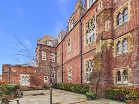 2 bedroom Maisonette to let in 22 Darley Road, Meads, Eastbourne, BN20