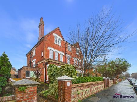 2 bedroom Flat for sale in Grassington Road, Lower Meads, Eastbourne, BN20