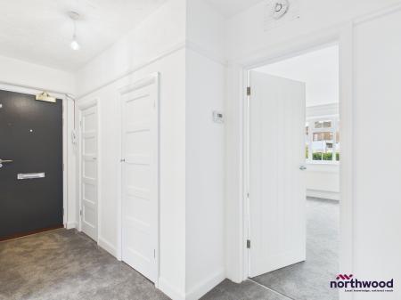 2 bedroom Flat to let in Seaside, Roselands, Eastbourne, BN22