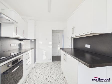 2 bedroom Flat to let in Seaside, Roselands, Eastbourne, BN22