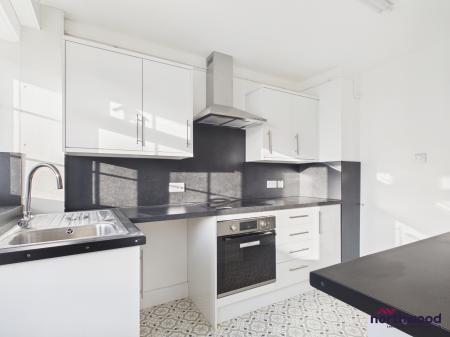 2 bedroom Flat to let in Seaside, Roselands, Eastbourne, BN22