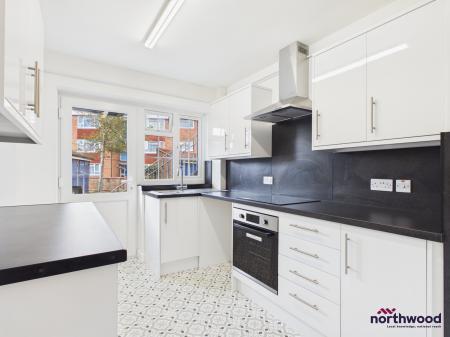 2 bedroom Flat to let in Seaside, Roselands, Eastbourne, BN22