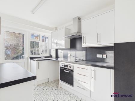 2 bedroom Flat to let in Seaside, Roselands, Eastbourne, BN22