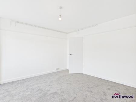 2 bedroom Flat to let in Seaside, Roselands, Eastbourne, BN22