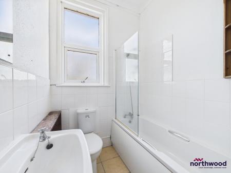 1 bedroom Studio flat to let in Priory Road, Hastings, TN34