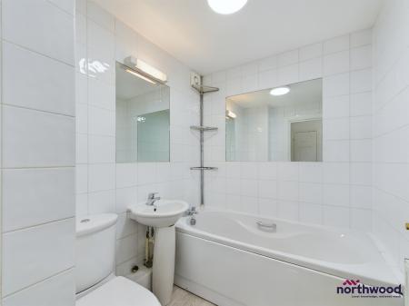 2 bedroom Flat to let in Silverdale Road, Lower Meads, Eastbourne, BN20