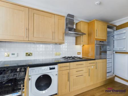 2 bedroom Flat to let in Silverdale Road, Lower Meads, Eastbourne, BN20