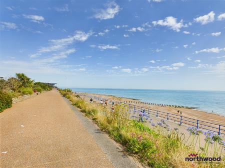 2 bedroom Flat to let in Silverdale Road, Lower Meads, Eastbourne, BN20