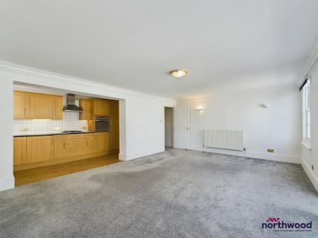 2 bedroom Flat to let in Silverdale Road, Lower Meads, Eastbourne, BN20