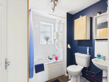 1 bedroom Flat for sale in Rockhurst Drive, Old Town, Eastbourne, BN20