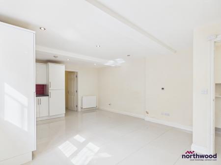 2 bedroom Flat to let in Lewes Road, Upperton, Eastbourne, BN21