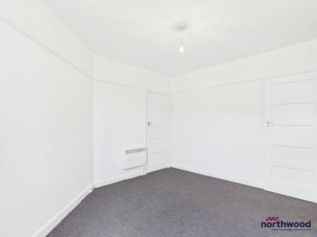 2 bedroom Flat to let in Seaside, Roselands, Eastbourne, BN22