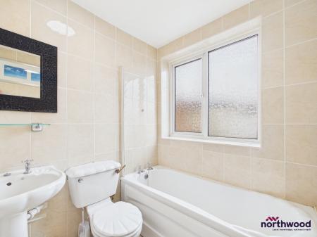 2 bedroom Flat to let in Seaside Road, Town Centre, Eastbourne, BN21